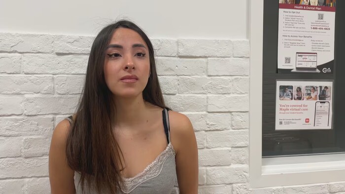 Alondra Velasco interviewée dans un couloir.