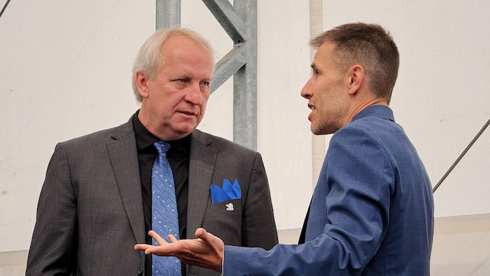 Claude Gosselin, président d'Alouette, discute avec Dave Rhéaume, vice-président exécutif d'Hydro-Québec.