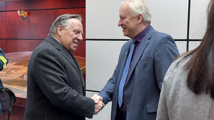 François Legault serre la main de Claude Gosselin.