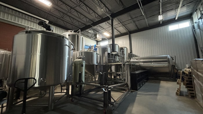 Les cuves et l'équipement de brassage de la brasserie Alpha.