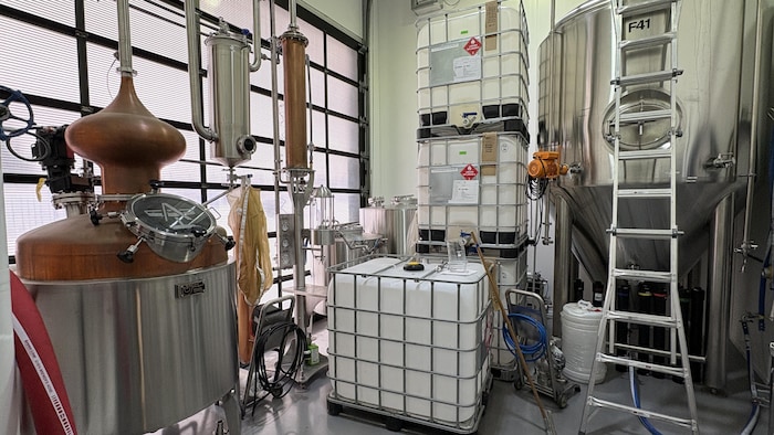 Des machines à distiller dans une usine.