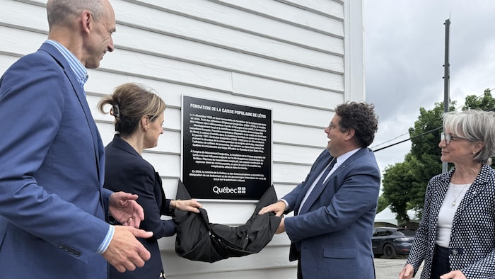 Steven Blaney, Marie-Huguette Cormier, Bernard Drainville et Annie Carrier dévoilent la plaque commémorative.