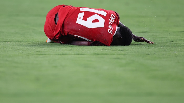 Alphonso Davies, blessé, est à terre.