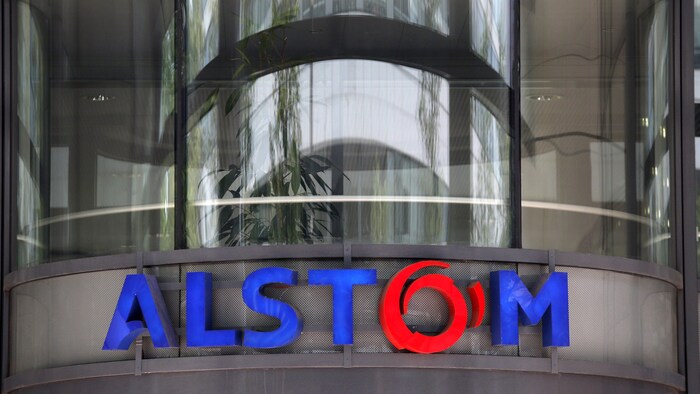 Le logo de la compagnie Alstom sur un bâtiment.