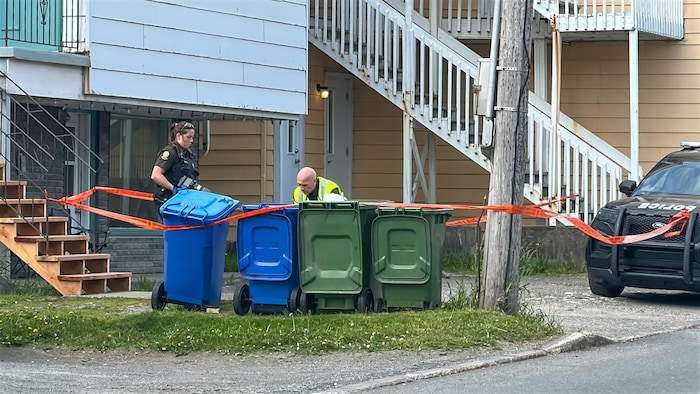 Des policiers et un véhicule devant une adresse de la rue Saint-Pierre à Matane