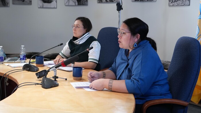 Deux femmes sont assises derrière une table lors d'une conférence de presse, le 10 mai 2023, à Iqaluit.