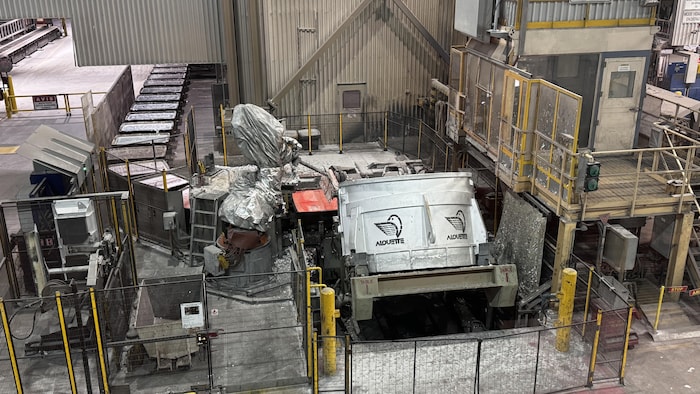 De la machinerie d'Aluminerie Alouette dans un hangar. 