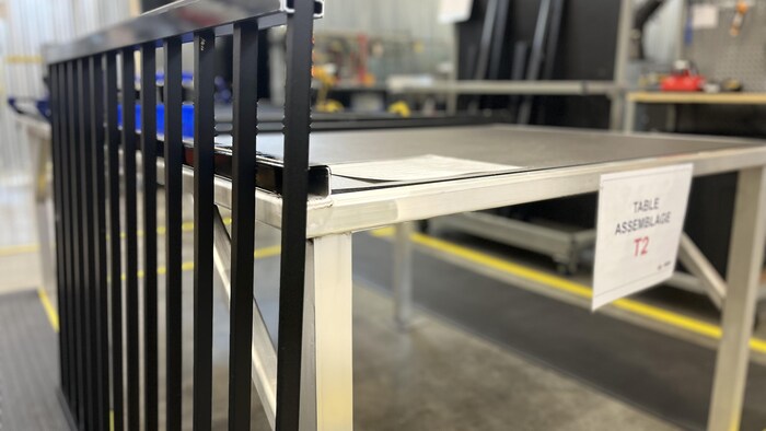 Une table de travail dans une usine.