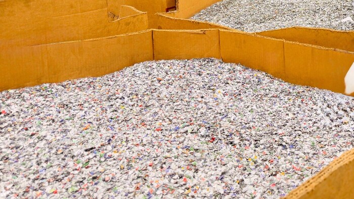 de grandes quanités de petits bouts d'aluminium dans de gros bacs jaunes