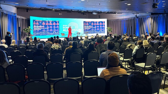 Une femme s'adresse à la foule. 