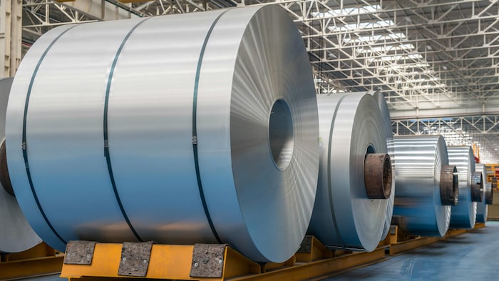 Des rouleaux d'aluminium dans une usine. 