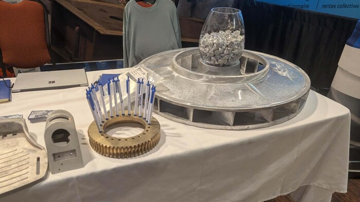Des produits d'aluminium sur une table.