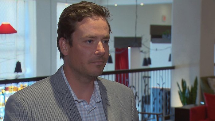 Alupa Clarke accorde une entrevue à Radio-Canada dans le hall d’accueil d’un hôtel du Vieux-Québec.