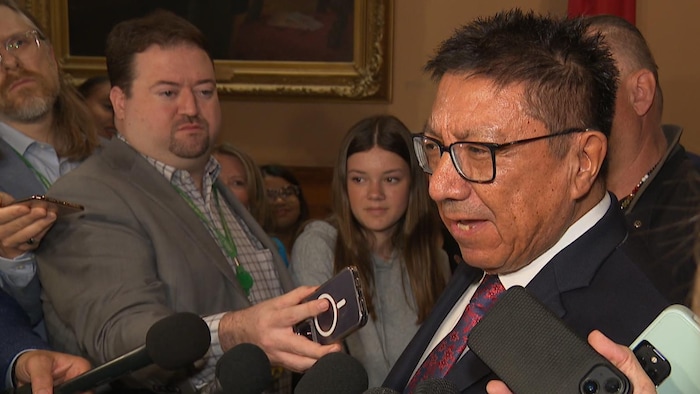 Alvin Fiddler répond aux question au coeur d'une mêlée de presse.