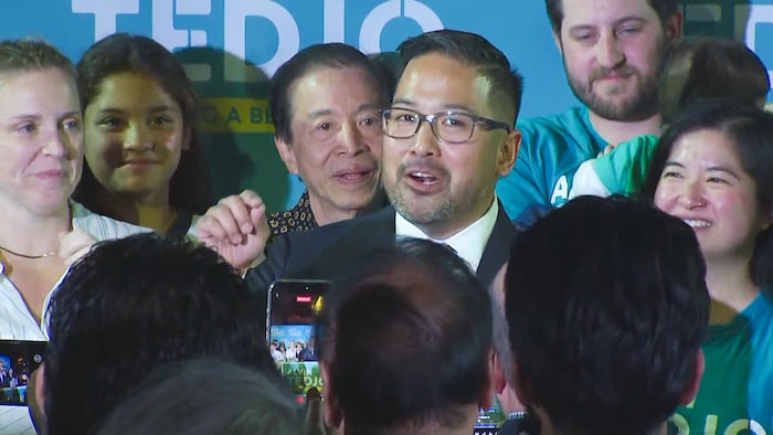 Alvin Tedjo pendant son discours après sa victoire aux municipales à Mississauga.
