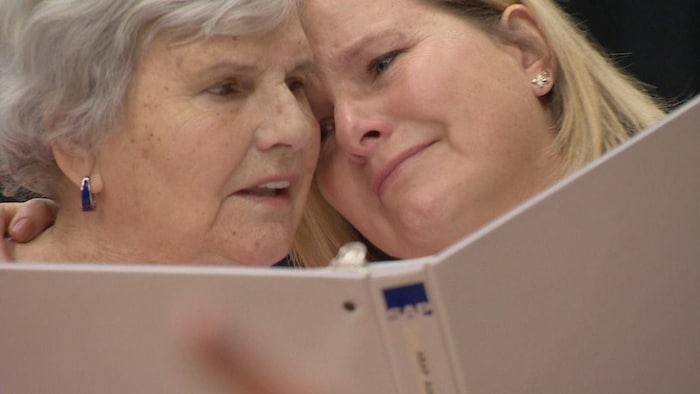 Hedy Luijkx et sa fille Cindy Johnson participent à la chorale pour personnes atteintes de la maladie d'Alzheimer.