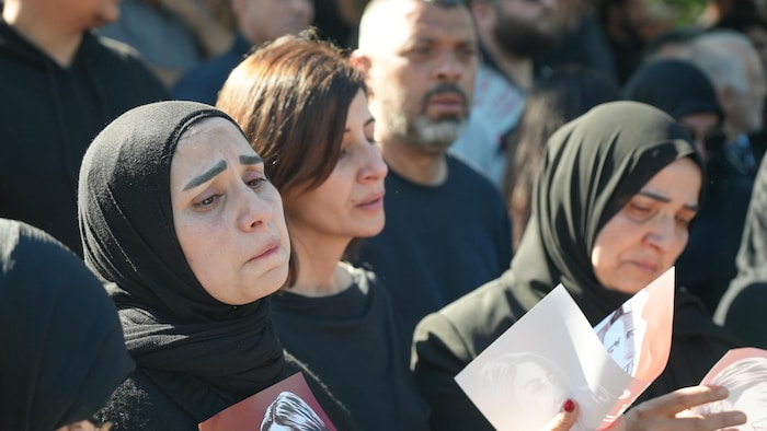 Des femmes endeuillées.