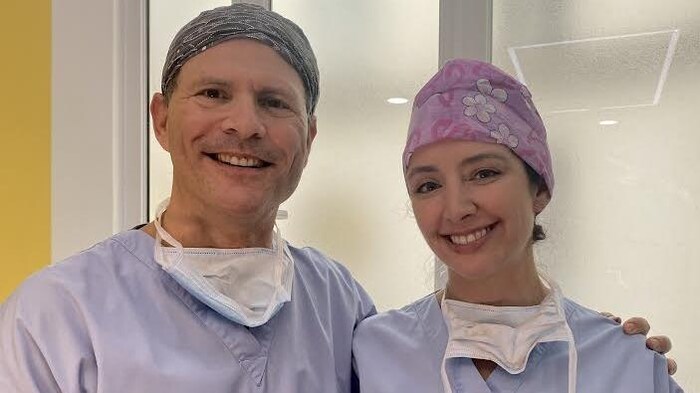 أماندا فانوس مع استاذها أوليفييه جيربو بالملابس الخاصة بغرفة العمليات الجراحية.