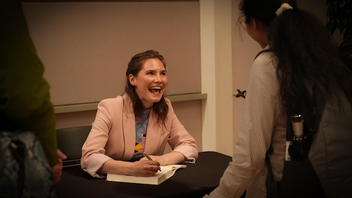 Amanda Knox signe une copie de son livre « Free » lors de son passage à Vancouver, le 2 juin 2025.