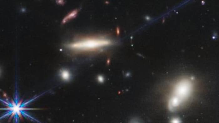 Le point orangé situé en bas à gauche du centre correspond à une galaxie située à 13,1 milliards d'années-lumière.