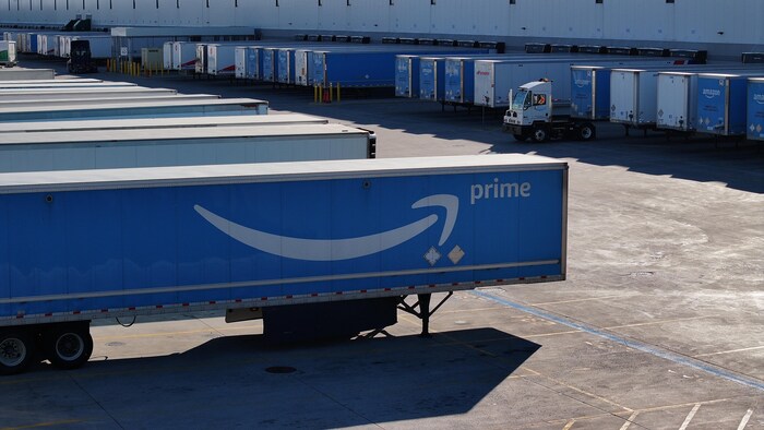 Des camions de transport d'Amazon Canada au centre d'approvisionnement de Scarborough.