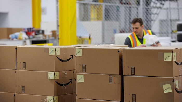 Des boîtes de Amazon dans un entrepôt.