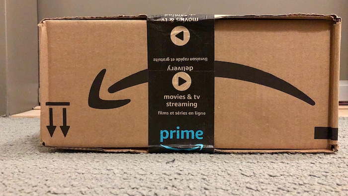 Gros plan sur un colis livré par Amazon Prime. 