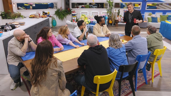 Un groupe de personnes sont assises autour d’une table. 