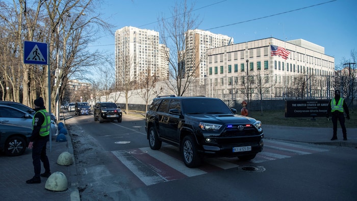 Une vue du bâtiment de l'ambassade des États-Unis à Kiev, un drapeau américain flottant au vent.