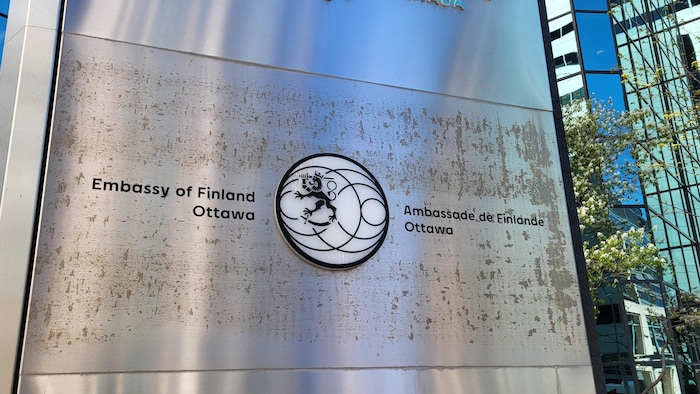 Une affiche devant un édifice sur laquelle on peut lire « Ambassade de Finlande, Ottawa ».
