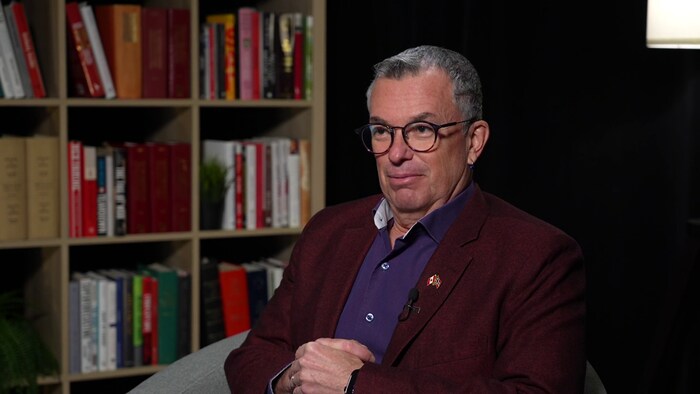 Artur Wilczynski dans un bureau.