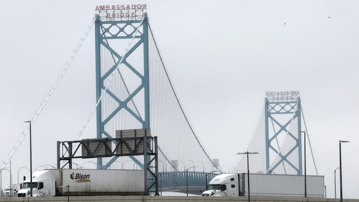 Des camions traversent le pont Ambassador en direction de Détroit, au Michigan, le 2 avril 2025.