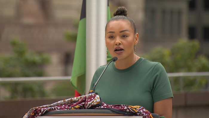 La mairesse adjointe et présidente du Comité consultatif sur la lutte contre le racisme anti-Noir, Amber Morley, lors de la cérémonie de lever du drapeau à l'occasion du Mois de l'émancipation, le 1er août 2025. 