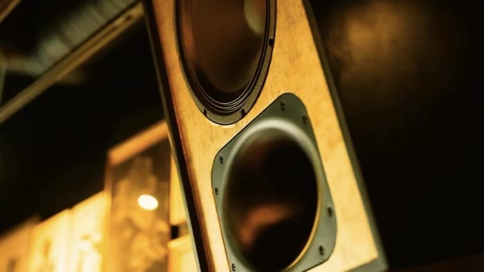 enceinte installée au mur