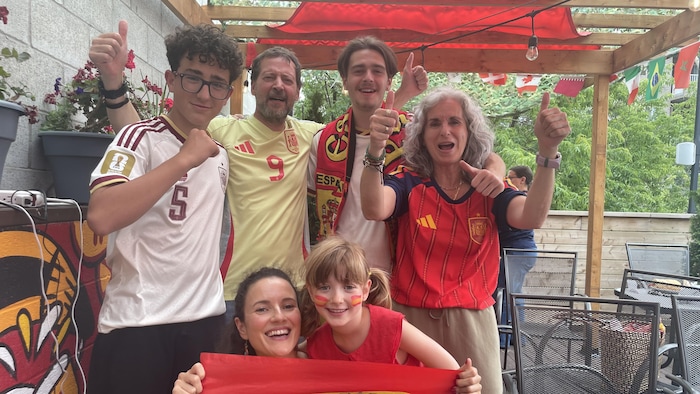 Une famille de partisans de l'Espagne sur une terrasse.