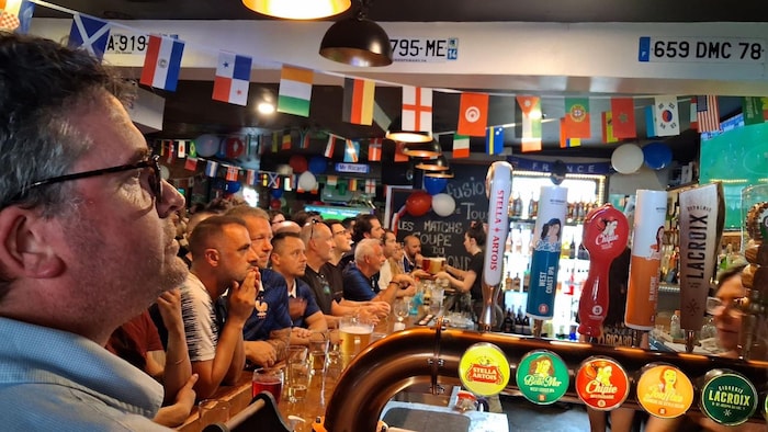 Une foule déçue dans un bar.