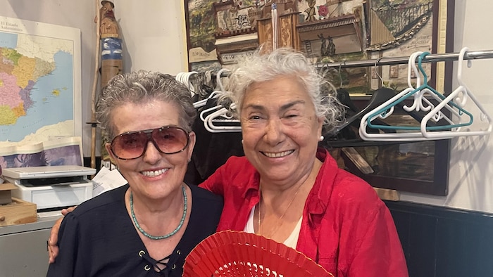 Deux dames aînées sourient.