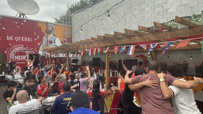 Des partisans enjoués sur une terrasse.