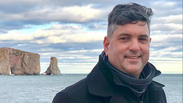 Un homme devant le rocher Percé