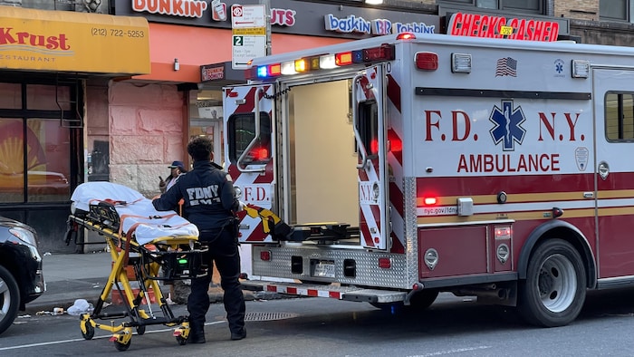 Un ambulancier sort un brancard d'une ambulance.