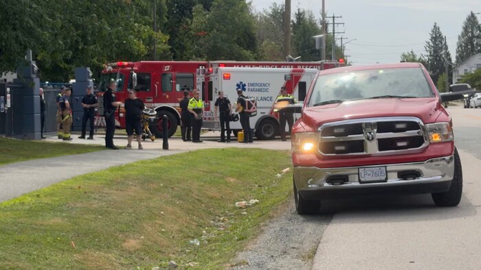 Des ambulances et des pompiers à Maple Ridge. 
