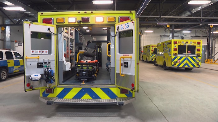 L’intérieur d’une ambulance dont les portes arrière sont ouvertes.