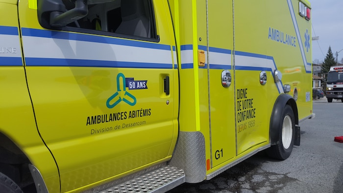Une ambulance porte le logo «Ambulances Abitémis, division de Dessercom».