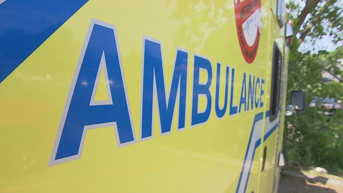 Logo d'une ambulance de près