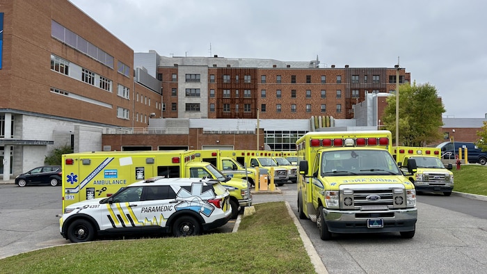Plusieurs ambulances.