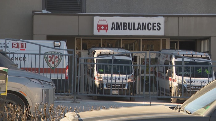 Des ambulances stationnées devant le CHU Dumont à Moncton.