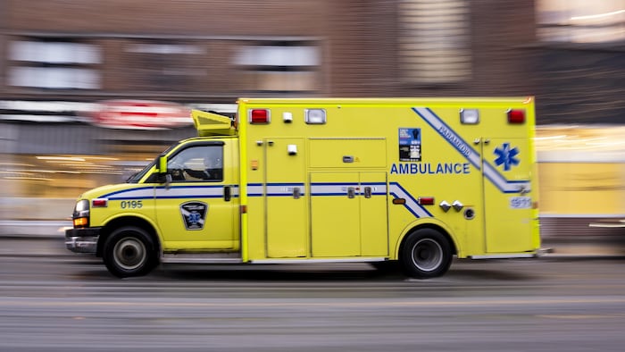 Une ambulance circule dans la rue.