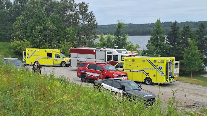 Des véhicules d'urgence.