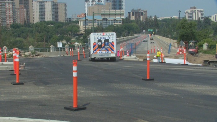 Une ambulance qui roule sur le pont de l'Université en travaux. 