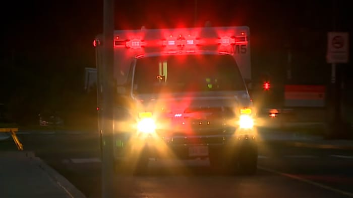 Une ambulance dans la nuit.